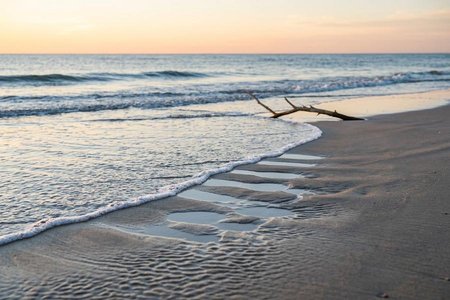 An image of the word ebb as defined by the flowing back of the tide as the water returns to the sea (opposed to flood, flow).