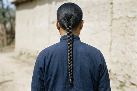 An image of the word queue as defined by a braid of hair worn hanging down behind.